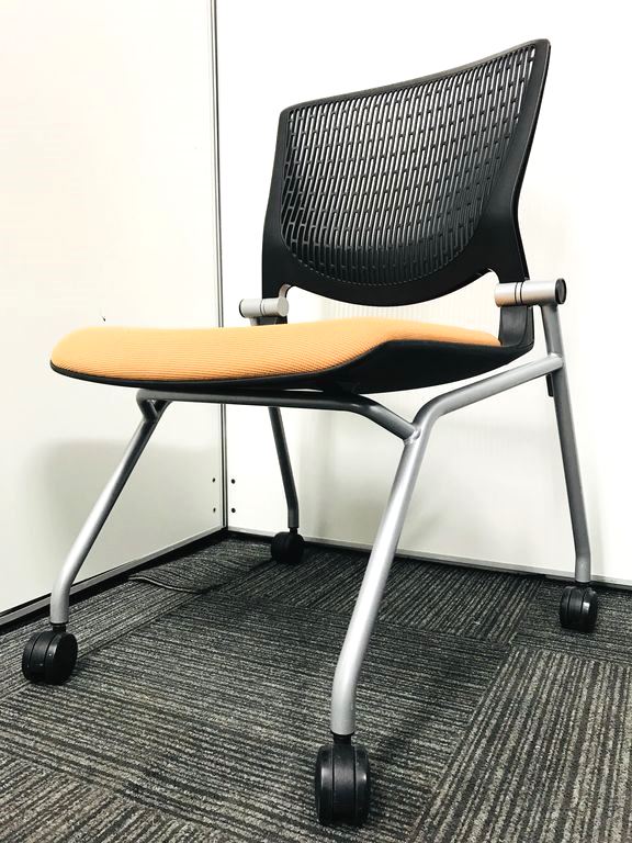 【座面跳ね上げ式、キャスター付の便利なチェア】収納できるチェアをお探しの方必見！　研修スペース、会議室にオススメ！
                        グラータ
                                    中古
            