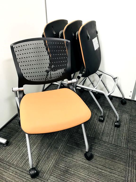 【10%OFF！お得な座面跳ね上げ式チェアの4脚セット】収納できるチェアをお探しの方必見！　研修スペース、会議室にオススメ！
                        グラータ
                                    中古
            