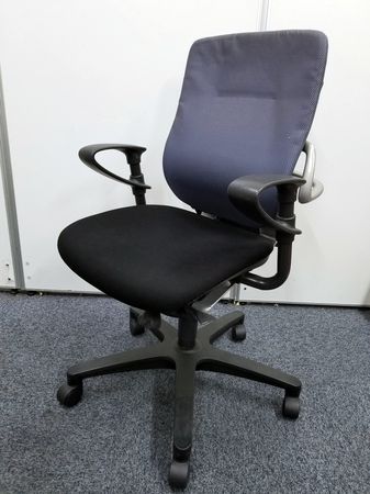 【ロット入荷：7脚】イトーキ製　自然で快適な着座姿勢を可能にするメカニズム（商品説明参照ください）【おつとめ品】｜定価：95,000円
                        レビーノ
                                    中古
            