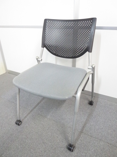 【商品入替に伴いお買い得！】■オカムラ　スタッキングチェア　■グレー　キャスター付【B】
                        プロスタック
                                    中古
            