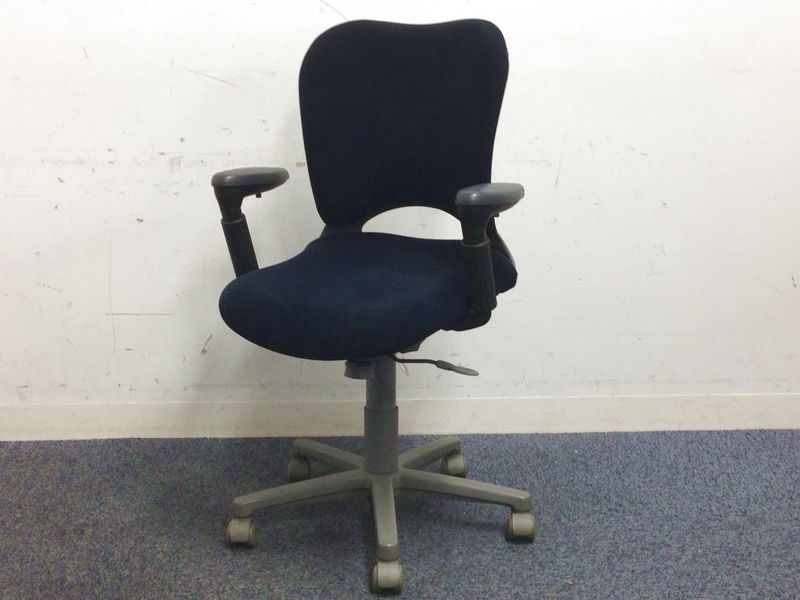 【在庫入れ替え価格！】作業に集中したい方向け！前傾姿勢向けのOAチェア　可動肘付き！【おつとめ】
                        Oval
                                    中古
            