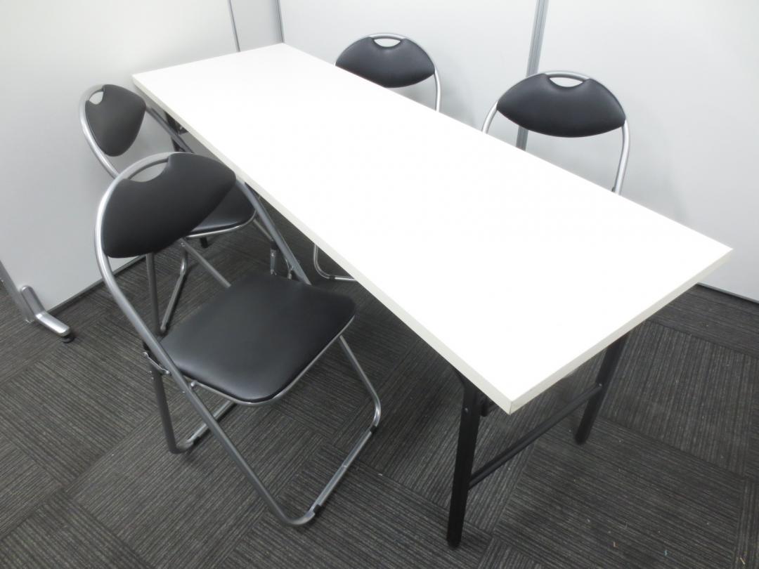 【研修スペースの定番！テーブル+チェア4脚セット】4名様で使用可能な折り畳み式ミーティングテーブル
                        パイプ椅子セット
                                    新古品
            