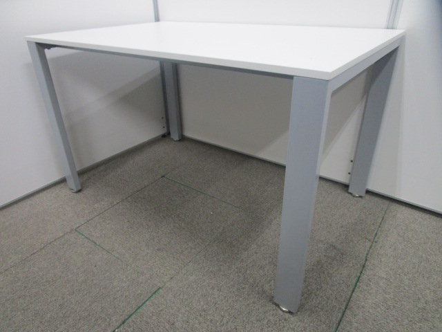 【流行のホワイト家具が御求め安い価格で!!】コンパクトなテーブルが入荷致しました!!会議室はもちろん、執務室にも導入可能!!
                        その他シリーズ
                                    中古
            