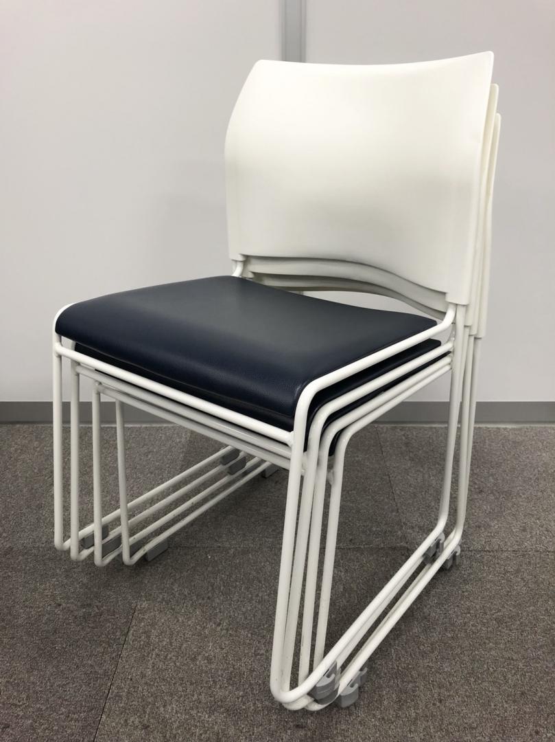 【状態良好！お買い得な4脚セット！】シンプルなホワイトの会議用椅子がまとめ買いでさらにお得です
！
                        その他シリーズ
                                    中古
            