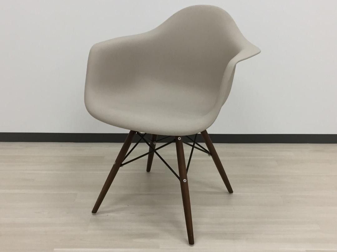 雑誌やカタログに頻繁に登場！イームズアームチェア ドゥエルレッグベース　リプロダクト品
                        -
                                    中古
            