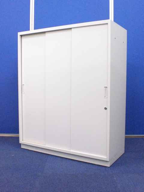 【7台入荷】イトーキ製 引違い書庫■書庫の前のスペースを取らないのが人気の秘密！■今大人気のホワイト色！状態良好なのもウリです！【鍵1本作成サービス有】
                        シンライン
                                    中古
            