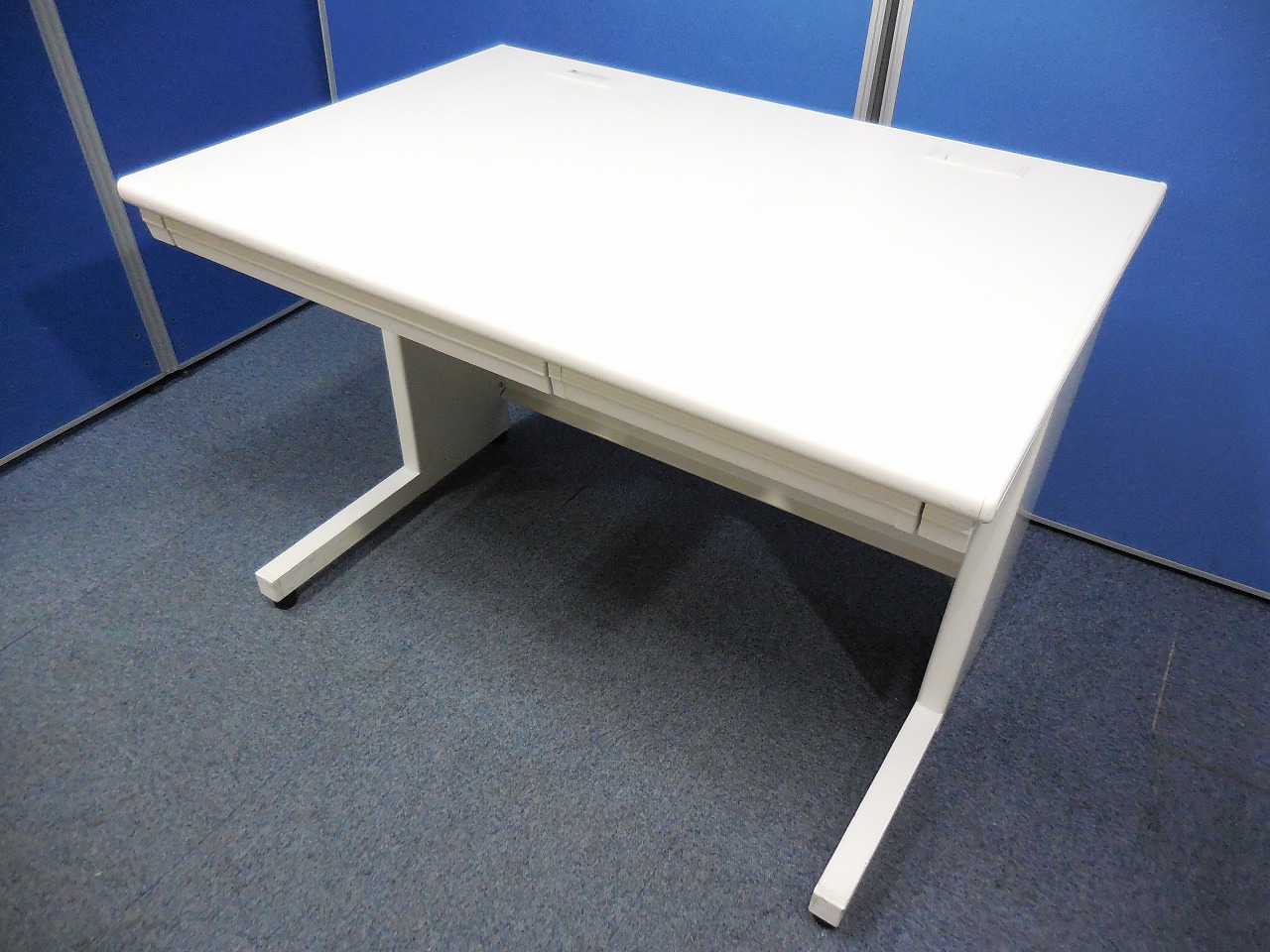 【大人気のホワイト！】■平机・幅1000mm【3台入荷！】
                        その他シリーズ
                                    中古
            