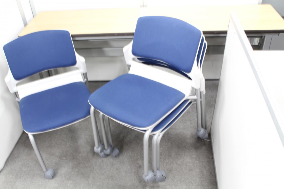 【限定1セット】スタックテーブルとスタッキングチェアのセットです。
                        その他シリーズ
                                    中古
            