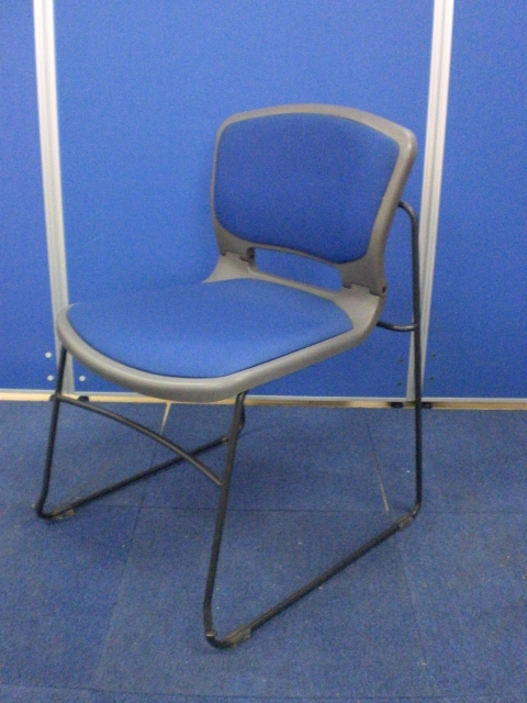 [春の大感謝セール!!]内田洋行(UCHIDA) スタッキングチェア■休憩室やちょっとしたところに置けます!!人気のブルーカラー【β】
                        その他シリーズ
                                    中古
            