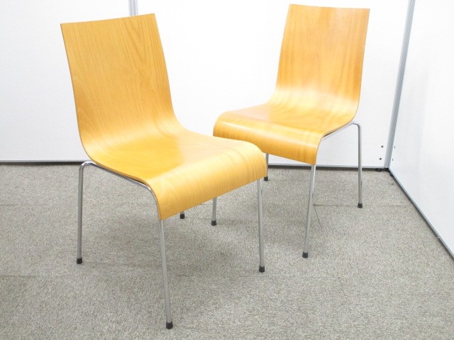 【濃い木目調が目立つ】バーチカラーのスタッキングチェア【スペース省略に】
                        その他シリーズ
                                    中古
            