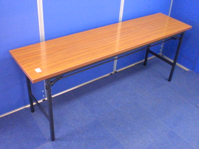 [貴重な新古品!!]イトーキ　折りたたみテーブル 幅1800mm/奥行450mm 木目天板■使用しない時は折りたたんで収納可能です!!　国内メーカー品!!
                        その他シリーズ
                                    新古品
            