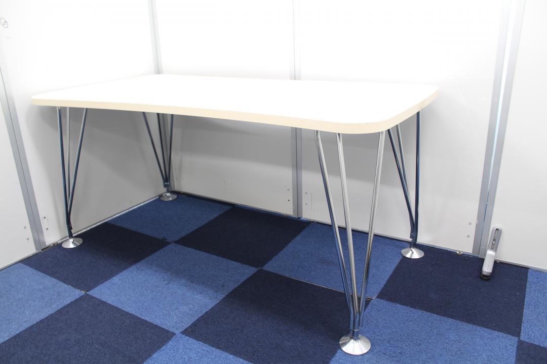 【残り1台のみ!!】デザイン性あるミーティングテーブル!!【ホワイトで明るく清潔感も有ります!!】
                        その他シリーズ
                                    中古
            