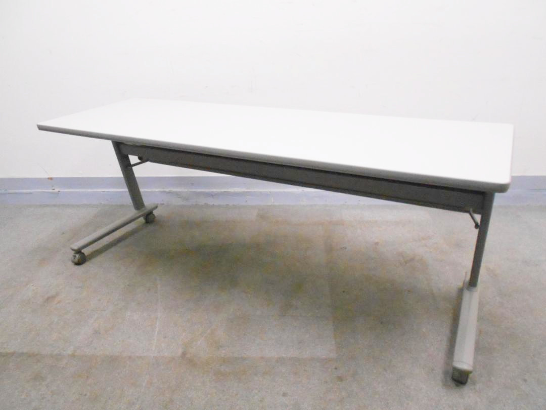 【KS】[常に品薄の人気商品！]ミーティング、セミナースペースにお勧め!　フォールディングテーブル　広々使える幅1800㎜　キャスター付き[不要時は天板折りたたんで収納可能]
                        その他シリーズ
                                    中古
            