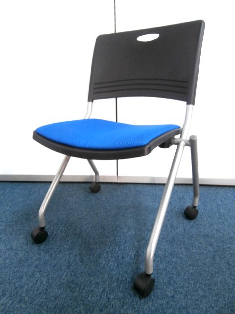 【おすすめ商品・４０脚の大量入荷・ネスティングチェア】■ブルー　■折畳み　■キャスター付　■おつとめ品
                        -
                                    中古
            