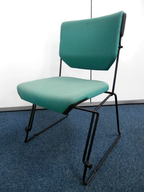 【鮮やかなグリーン・スタッキングチェア】■イトーキ　■４脚限定　■おつとめ品
                        その他シリーズ
                                    中古
            