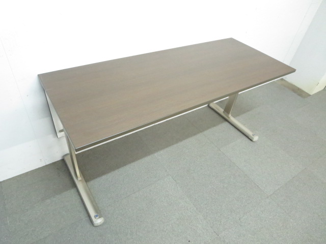 【落ち着いた雰囲気を演出する木目ブラウン】■コクヨ製　スタックテーブル　W1500×D600mm　幕板パネル付【B】
                        その他シリーズ
                                    中古
            