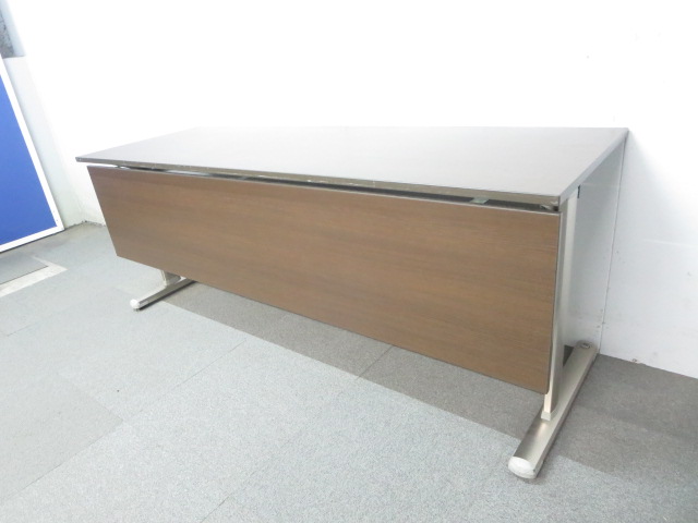 【ハイグレードな空間を演出！】■コクヨ　サイドスタックテーブル（幕板付）■W1800×D600mm（ブラウン）
                        その他シリーズ
                                    中古
            