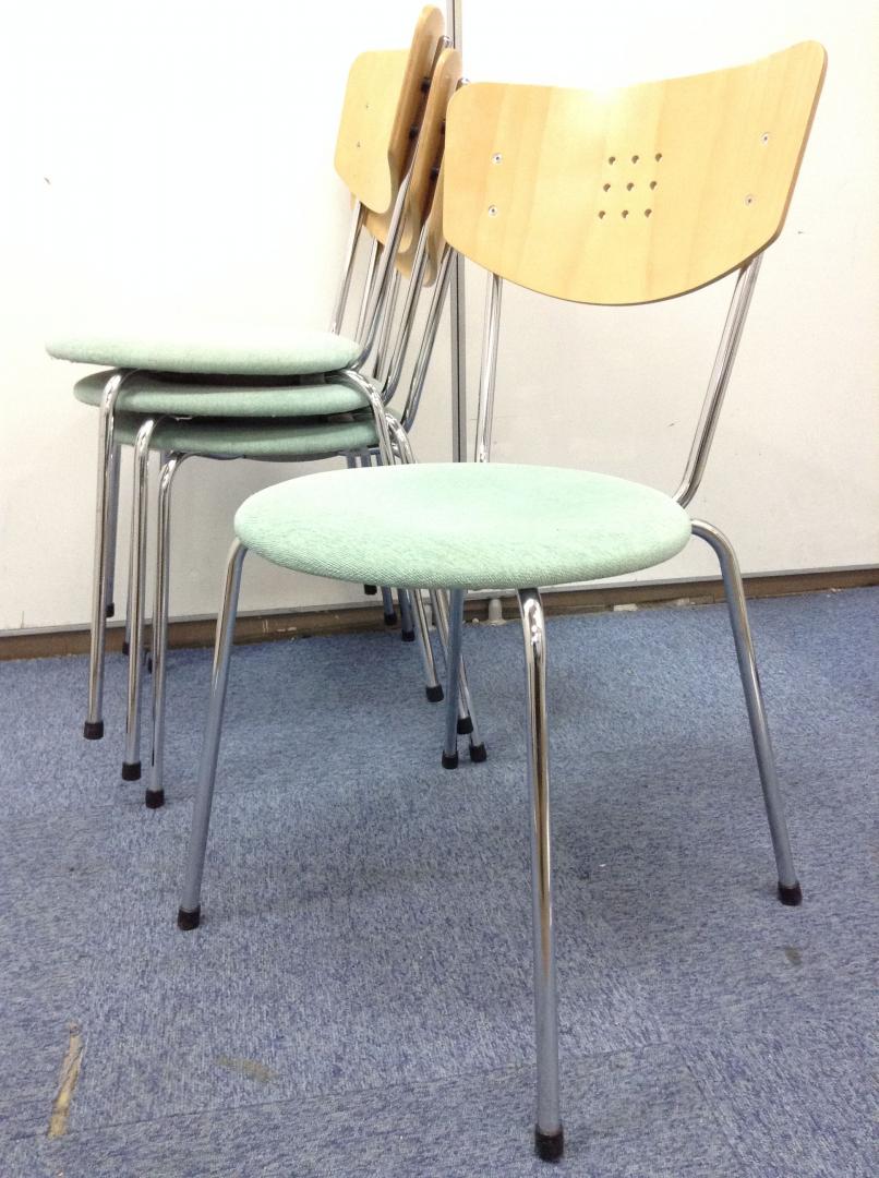 【4脚セット特別価格】見た目がかわいいKOKUYOのスタッキングチェア
                        その他シリーズ
                                    中古
            