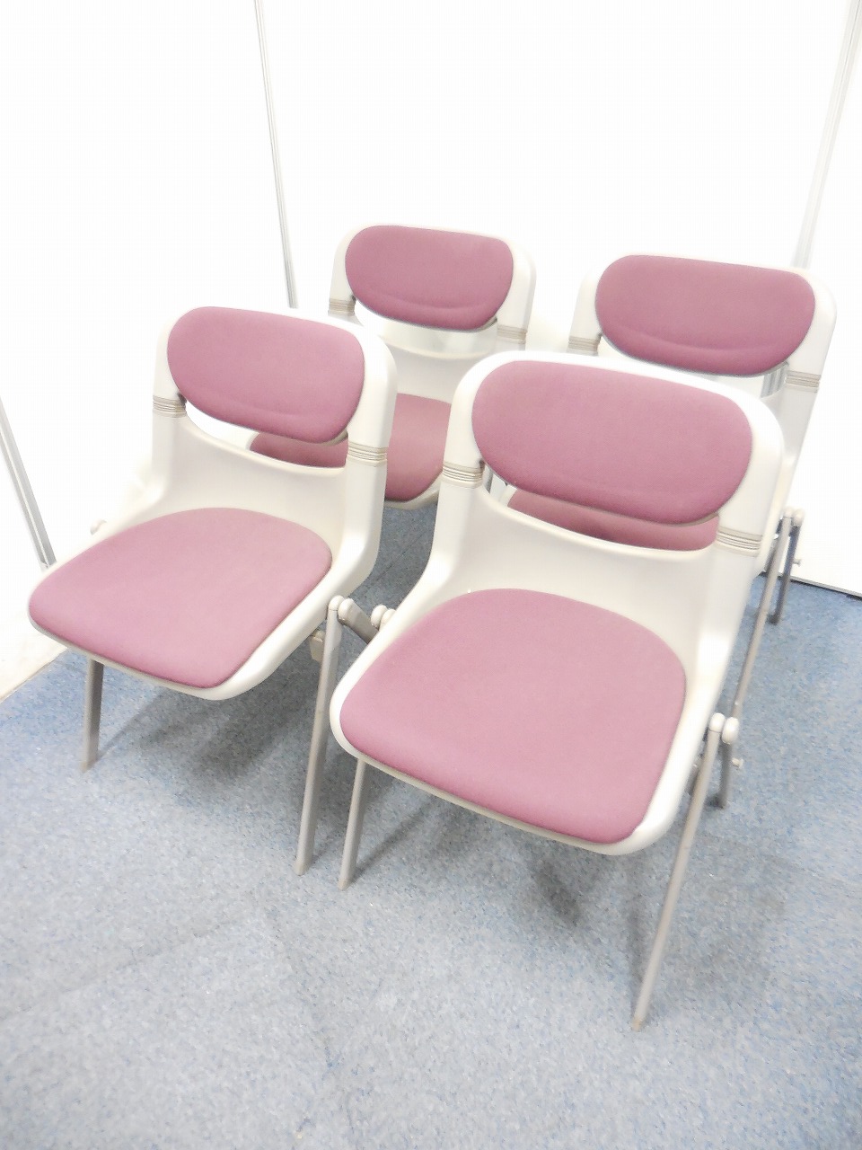 【4脚セット！】■イトーキ製、スタッキングチェア・バーテブラシリーズ【レッドカラー】
                        バーテブラ
                                    中古
            