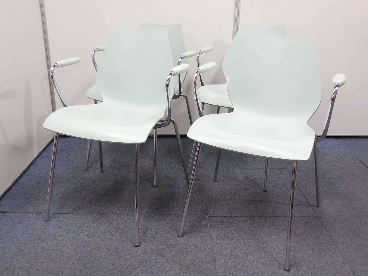 パステルカラーのデザインチェア！カルテル製マウイチェア４脚セット！【商品入替の為特別価格！】
                        カルテル　マウイ
                                    中古
            