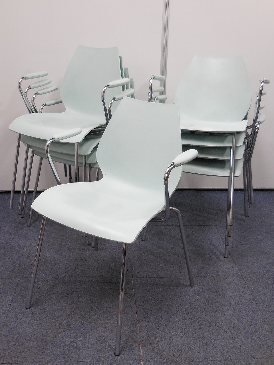 パステルブルーカラーのデザインチェア９脚セット！【カルテル製マウイチェア】【商品入替の為特別価格！】	
                        カルテル　マウイ
                                    中古
            
