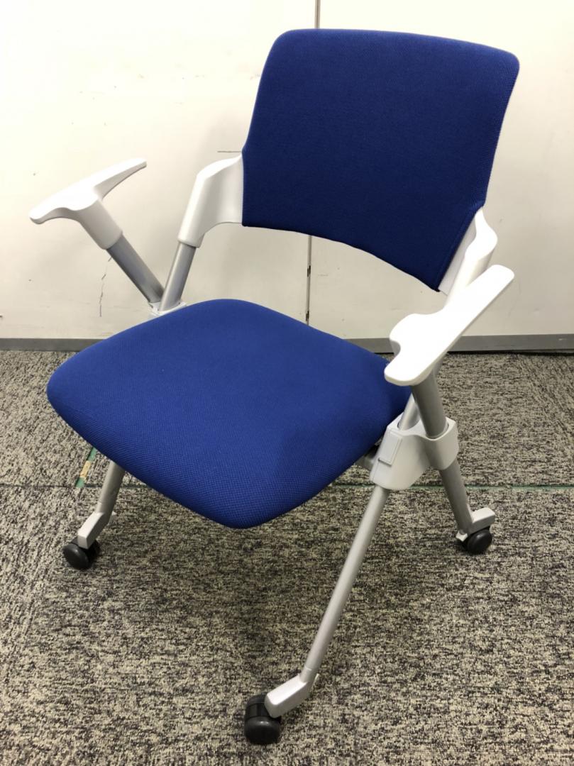 【16脚入荷】【2016年製造品】こんな美品はレアです！肘付｜キャスター付｜ネスティングタイプ｜
                        アンフィ
                                    中古
            