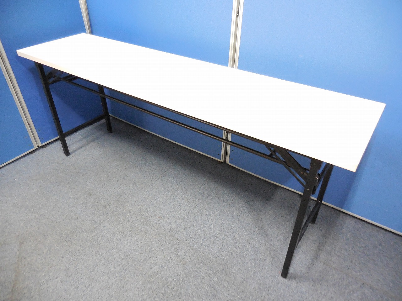 【折り畳みテーブル】清潔感あるホワイトカラー！机下に物置きスペースあります！
                        その他
                                    中古
            