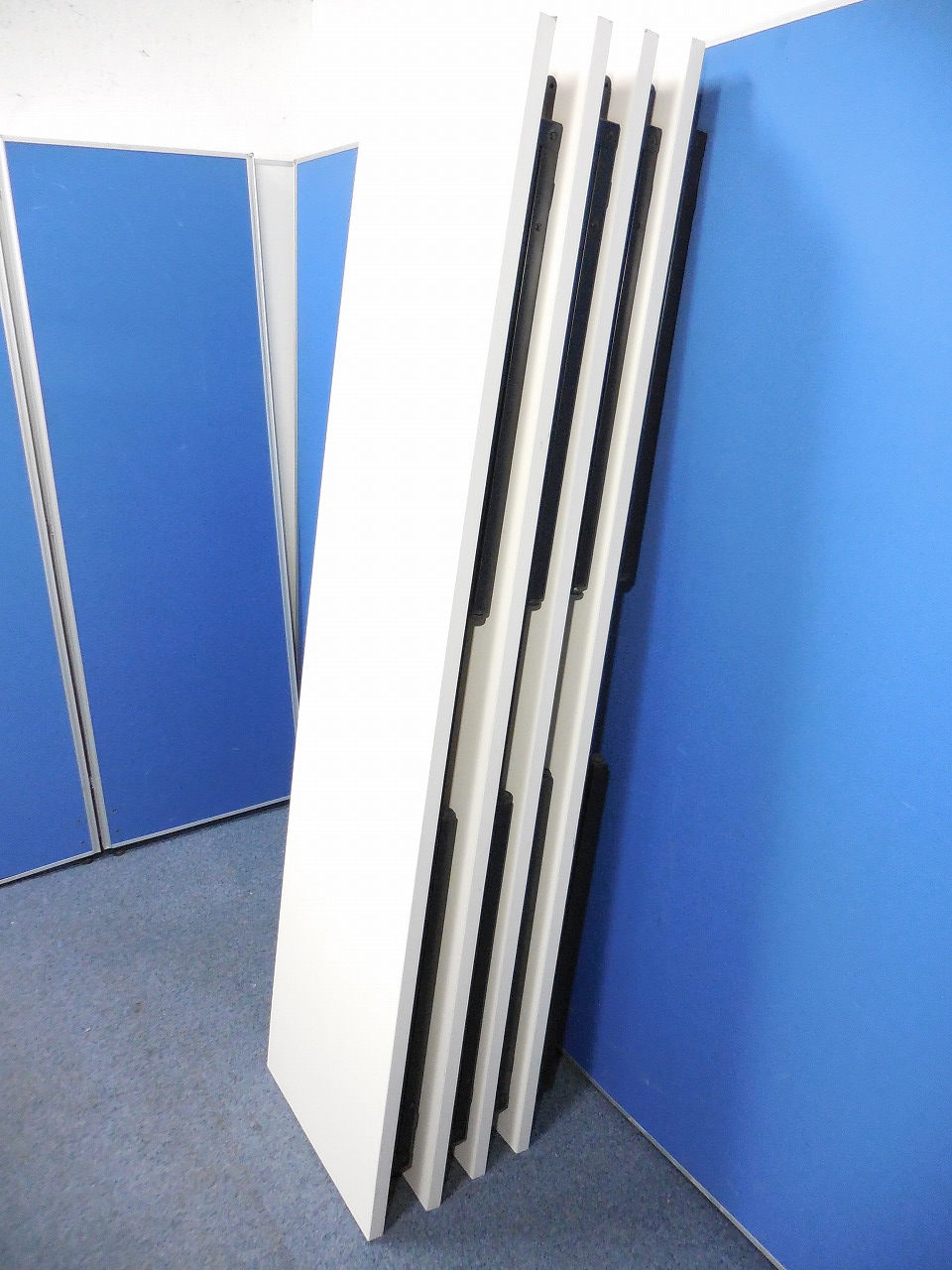 【折り畳み式テーブル４台セット】幅1800サイズ！ホワイトカラー！机下に仕切りがついたタイプです。
                        その他
                                    中古
            