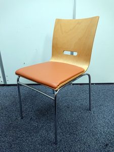 【トップメーカー：イトーキ製】幅広いシーンで活躍するスタッキングチェア【オフィス以外での使用にもおススメ】
                        その他シリーズ
                                    中古
            