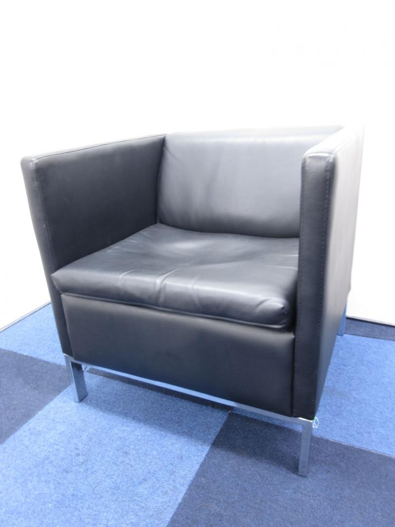 【待合スペースに如何でしょうか!?】重厚感ある１Pソファーが入荷です!!【限定2脚入荷です】
                        その他シリーズ
                                    中古
            