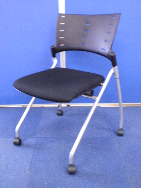 [7脚入荷!!]イトーキ(ITOKI) マノスチェア ブラック■会議室や学習塾・研修等におすすめなネスティングチェア!!軽量でも取扱いやすく人気です!![ネスタブル] 
                        マノス
                                    中古
            