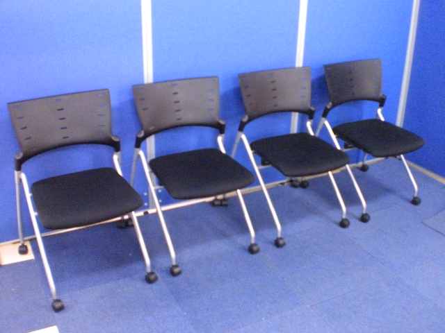 [単品購入￥26,000⇒セット購入￥24,000]イトーキ(ITOKI) マノスチェア4脚セット ブラック■会議室や学習塾・研修等におすすめなネスティングチェアのセット商品です!!軽量でも取扱いやすく人気です!![ネスタブル]
                        マノス
                                    中古
            