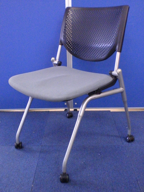 [揃いで人気シリーズが8脚入荷!!]岡村製作所(okamura) プロスタックチェア■キャスター付で移動もらくらく!!
                        プロスタック
                                    中古
            