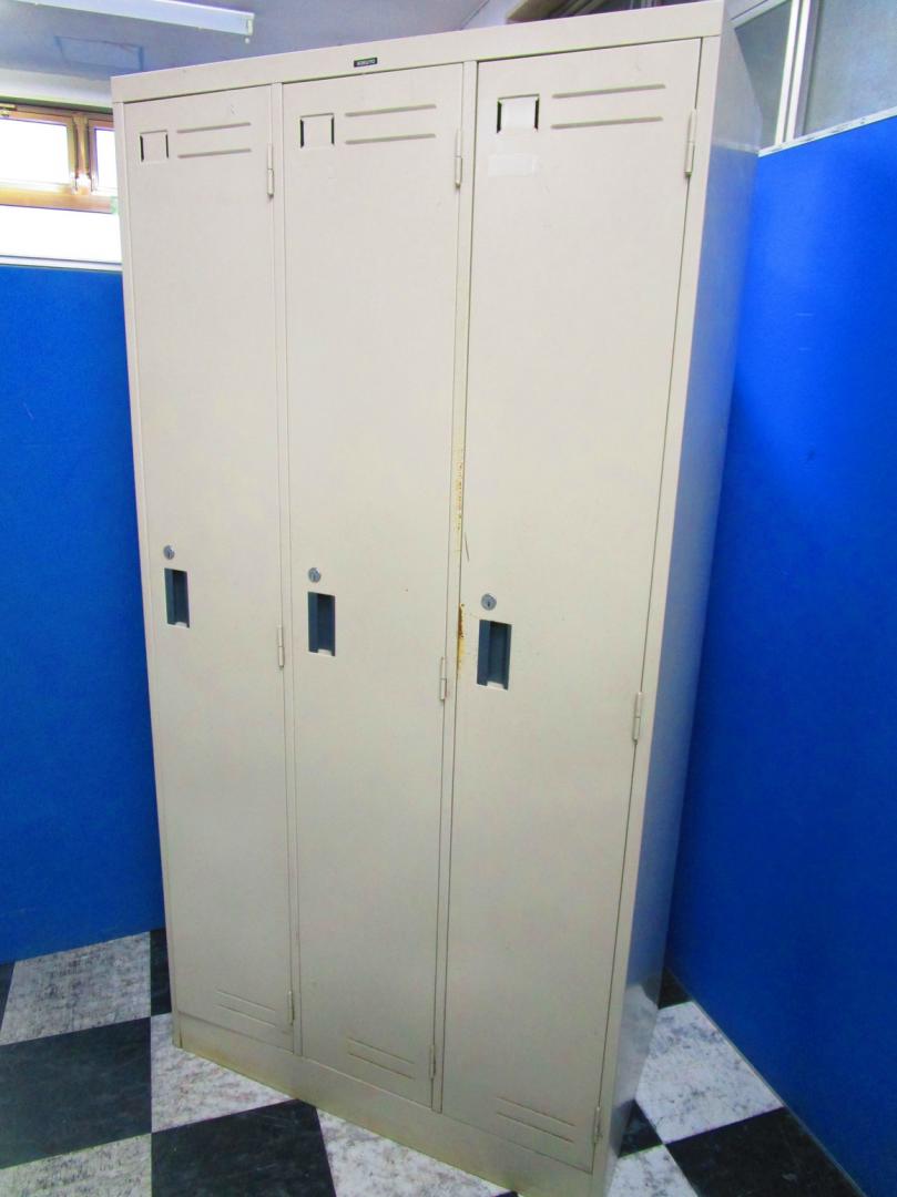 【値下げ商品】￥15.000→￥12.000 コクヨ(KOKUYO)製 ロッカー 3人用 ニューグレーカラー 収納 W900×D515×H1790 サビ有り 
                        LK
                                    中古
            