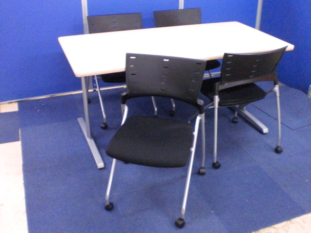 [単品購入￥44,000⇒セット購入￥41,000]オカムラ　ミーティングテーブル＋イトーキ　ミーティングチェア4脚セット■国内有名メーカーのミーティングセット!!ナチュラル×ブラック
                        その他シリーズ
                                    中古
            