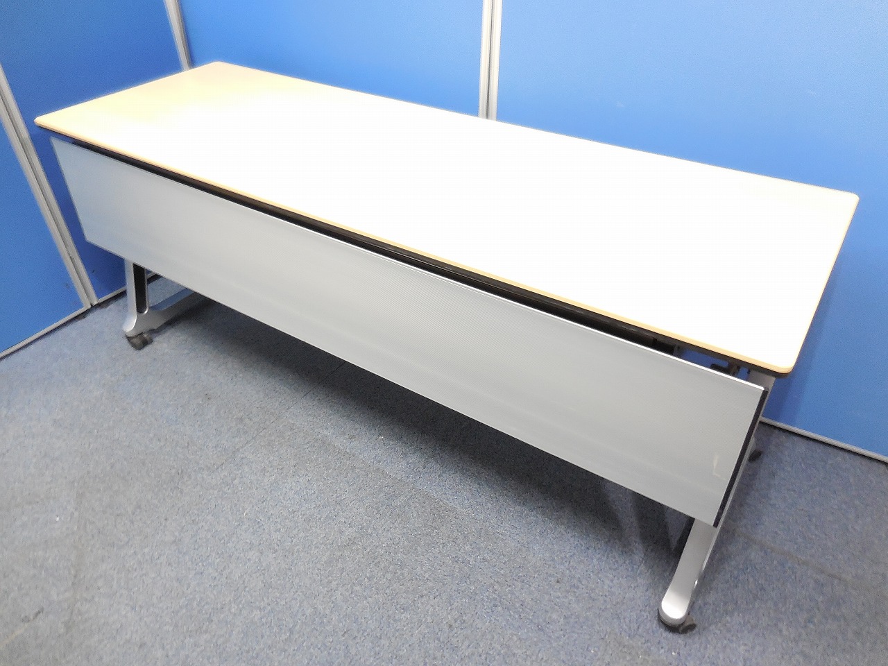 【オカムラ・サイドスタックテーブル】あると便利で場所をとりません！【8台入荷！】
                        インターアクトPRO
                                    中古
            