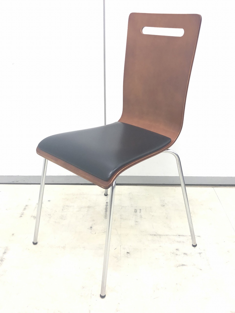 【2脚入荷】シンプルでスタイリッシュな木目調チェア　待合室などにオススメです。
                        　
                                    中古
            