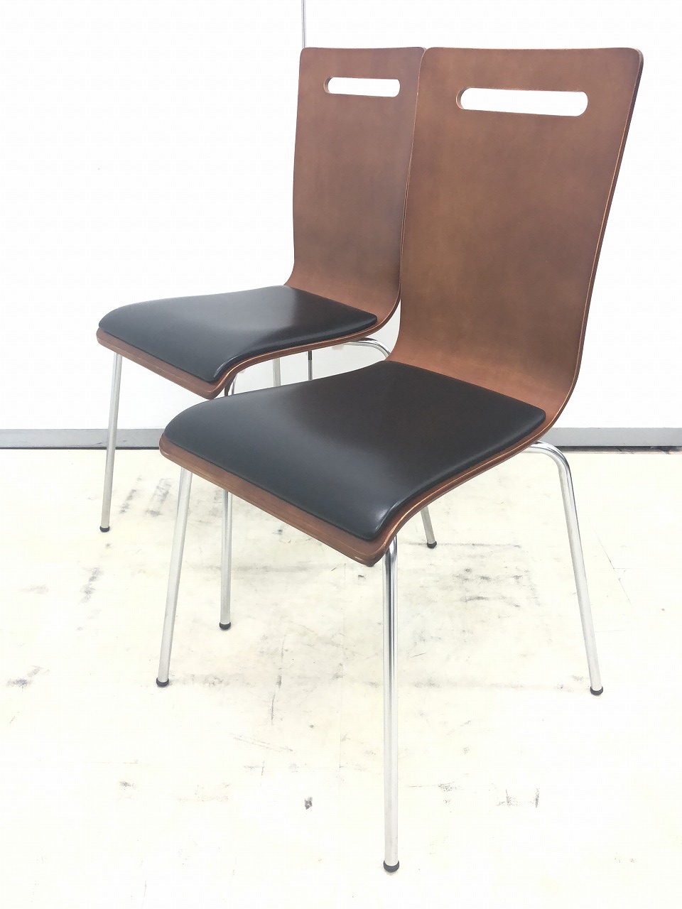 【2脚セットがお得】シンプルな木目調チェア　ご自宅用にもオススメです。
                        　
                                    中古
            