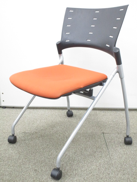 【明るいオレンジカラーが事務所を明るく彩ります！】座面跳ね上げ式の収納性も抜群のネスティングチェアです！【スタック】
                        マノス
                                    中古
            