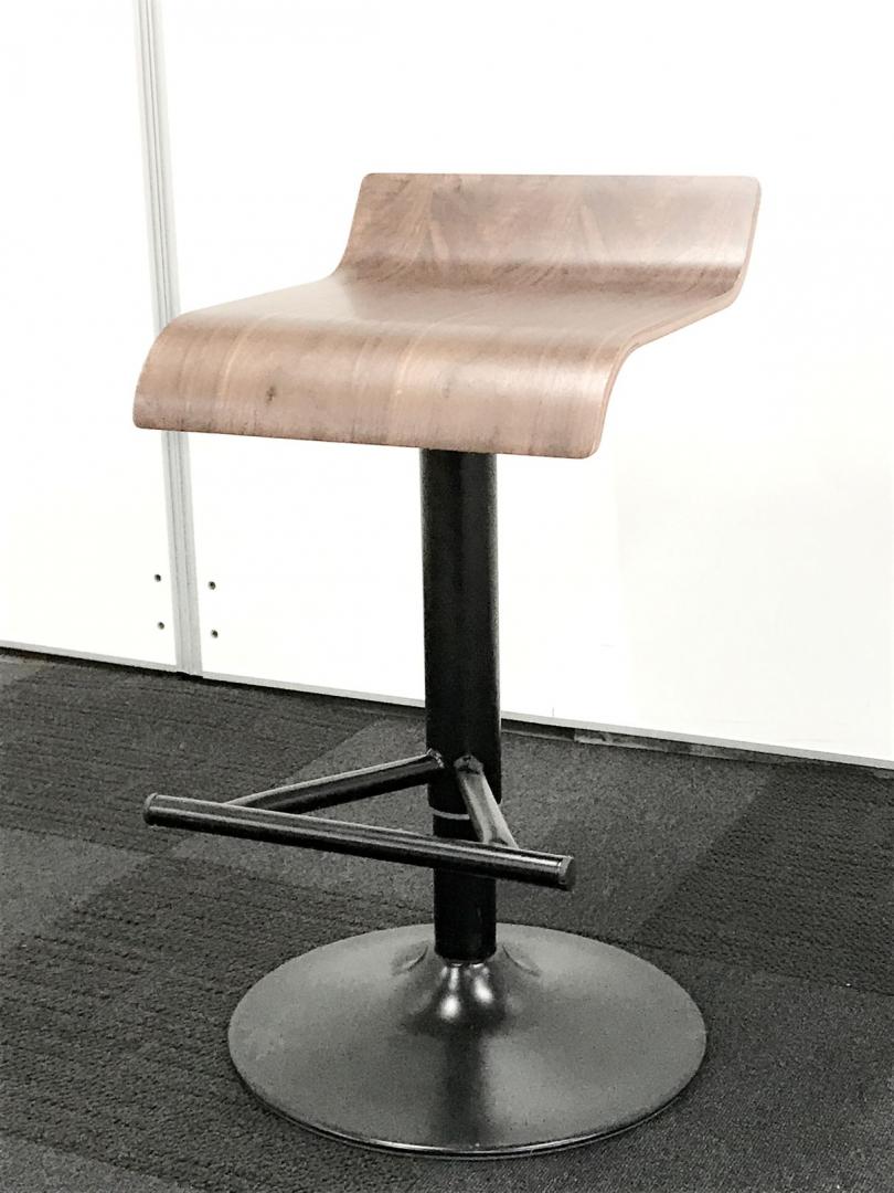 【残り2点の為、特価品！】【木製回転カウンターチェア】上下昇降も可能◎おしゃれなバーに有りそうな一品です！
                        その他シリーズ
                                    中古
            