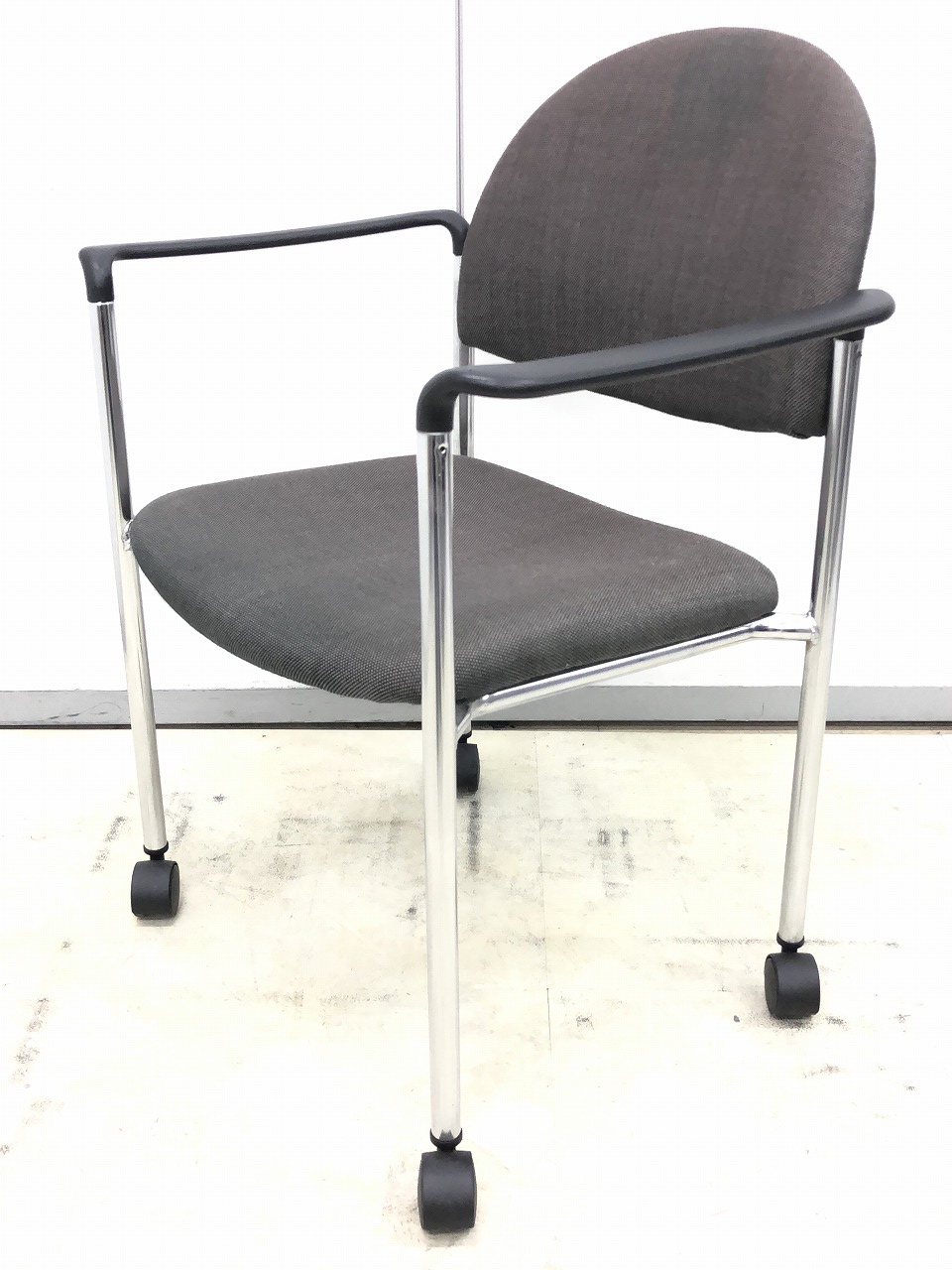 スタッキングチェアなのに、包み込むように感じるチェアです！！【1脚限り】
                        　
                                    中古
            