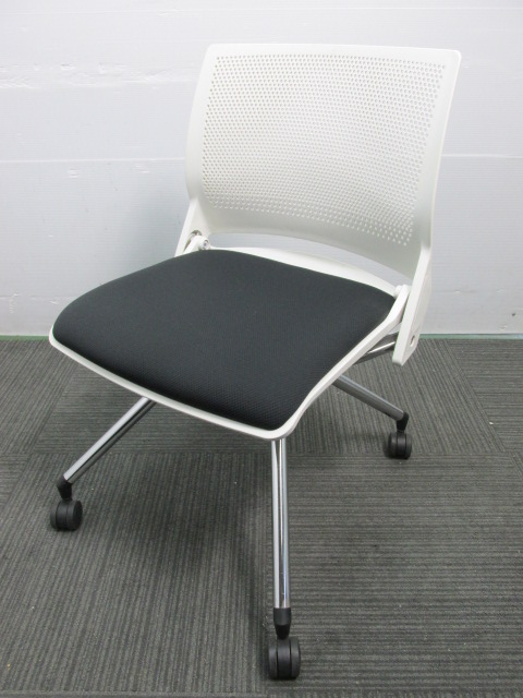 【並べてスタックが可能】オカムラ製ミーティングチェア　通気性のよい背面　キャスター付き
                        クリール
                                    中古
            