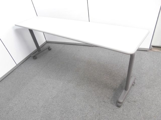 【ニューグレー色・女性でも片手で簡単に折り畳めるテーブル】■内田洋行製　■ニューグレー　■おつとめ品
                        その他シリーズ
                                    中古
            