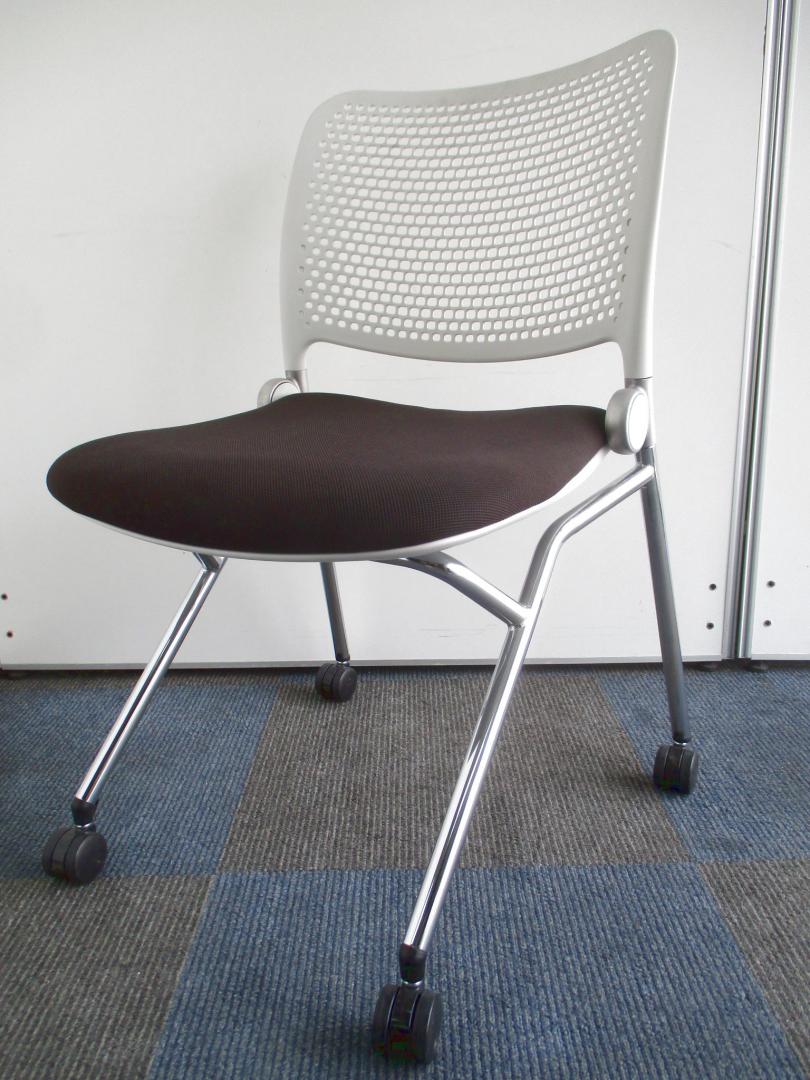 【10脚大量入荷！】身体を優しく支える樹脂製のメッシュな背もたれ！【跳ね上げ式で纏めておくことが可能！】
                        ブルーメ
                                    中古
            