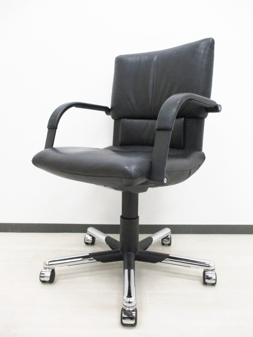 【新品定価約38万円‼】【デザイナーズ家具】ヴィトラ(Vitra)フィグラ(FIGURA)本革 ■レザーチェアで迷っているならこれ‼[会議用にも]
                        その他シリーズ
                                    中古
            