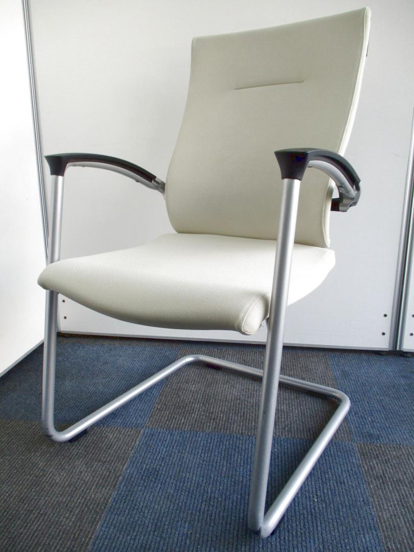 【Ⅿ定価9万の代物が入荷!!】独創的なフォルムで体験する快適さ!!【専門業者クリーニング済み!!】
                        スピーナ
                                    中古
            