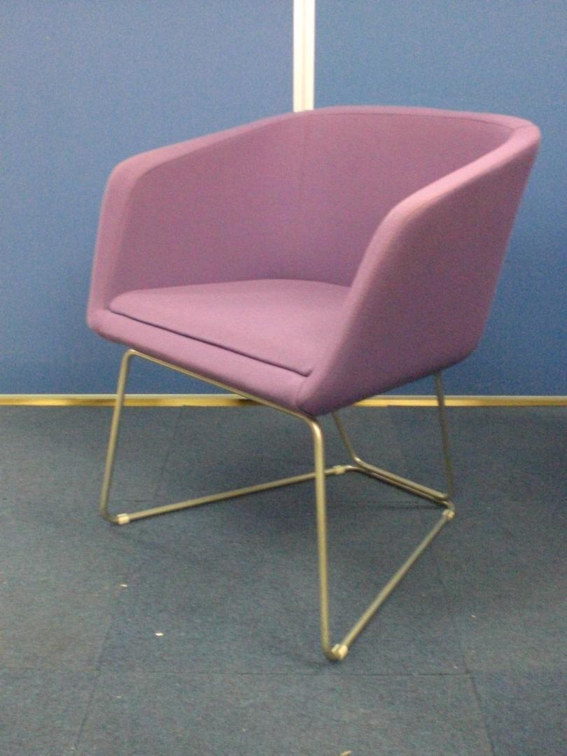 【ゲストルームに如何でしょうか？】デザイン性の高いミーティングチェア【落ち着いたパープル色】
                        その他シリーズ
                                    中古
            