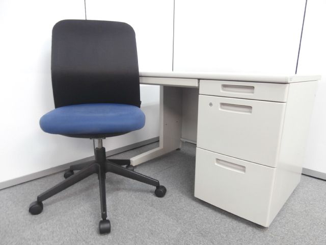 １セット限定！！【店長拘りの人気セット商品です！！コクヨ製片袖机とコクヨ製アガタＤチェアのセット商品です！！】
                        旧BS 
                                    中古
            