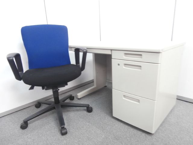 １セット限定！！【人気のコクヨ製片袖机と内田洋行製ルディオチェア肘付チェアのセット商品です！！】
                        -
                                    中古
            