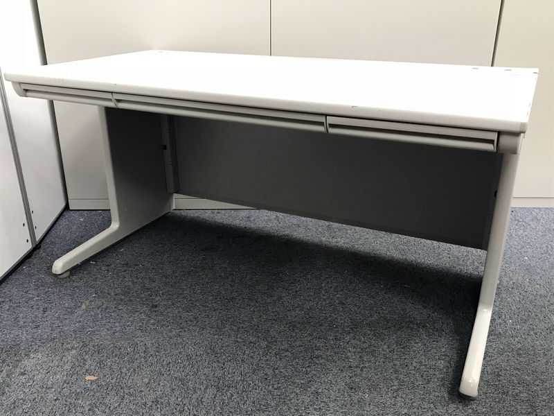 【デスク上の配線を格納！】オカムラ製　平机　幅1400㎜　机上を広く使え、業務効率UP！！
                        SD-eデスクシステム
                                    中古
            